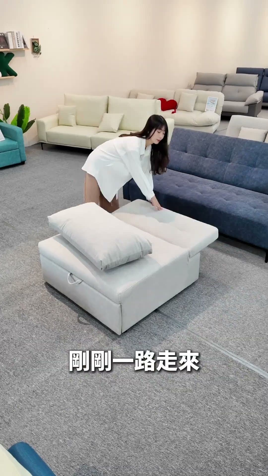 ikhouse 門市｜動線寬，可調式沙發逐張試