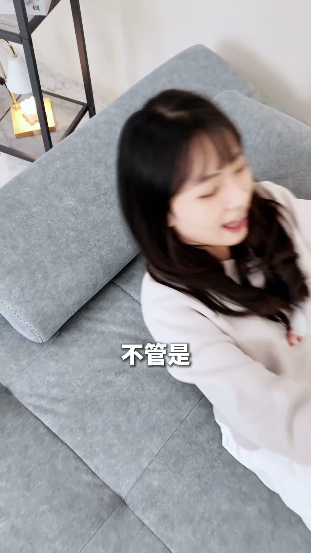 灰曜沙發｜背枕貼合肩背，坐感接近床