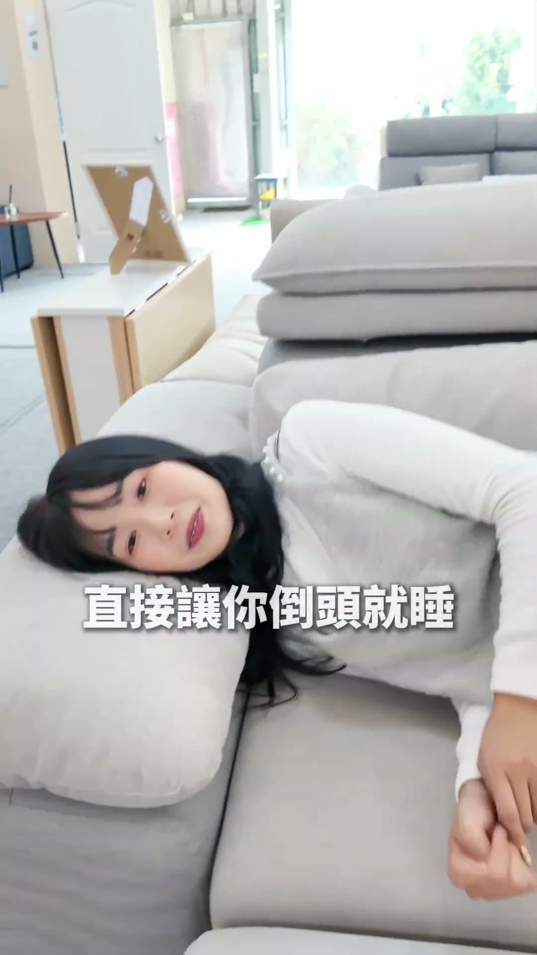 沐白沙發|扶手抽出四張小椅,坐墊前推加深